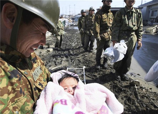 В Японии отмечается третья годовщина мощного землетрясения и цунами